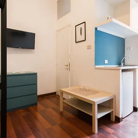 Lovely Studio Flat 2 Metro Stops From Colosseum Ρώμη